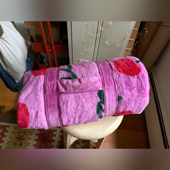 Harper Faux Fur Printed  Throw Blanket 🍒 - Picture 6 of 10